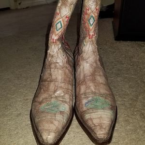 Women's crop toe cowboy boots